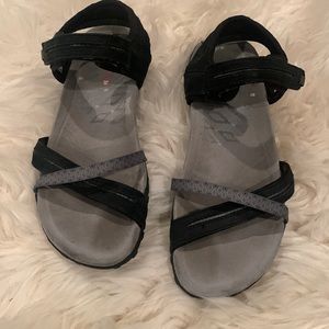 Merrell Sandals  womens 6